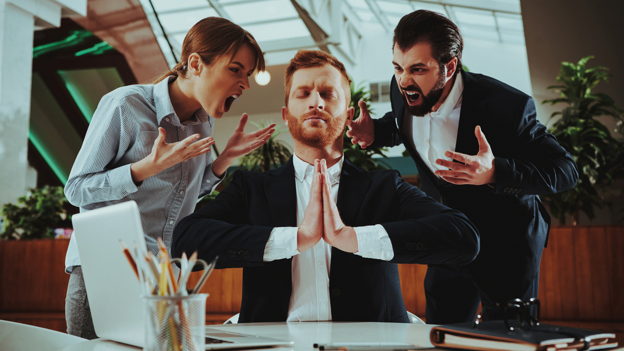 Mindfulness Århus, 2 mennesker råber af en mand